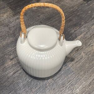 Tea pot